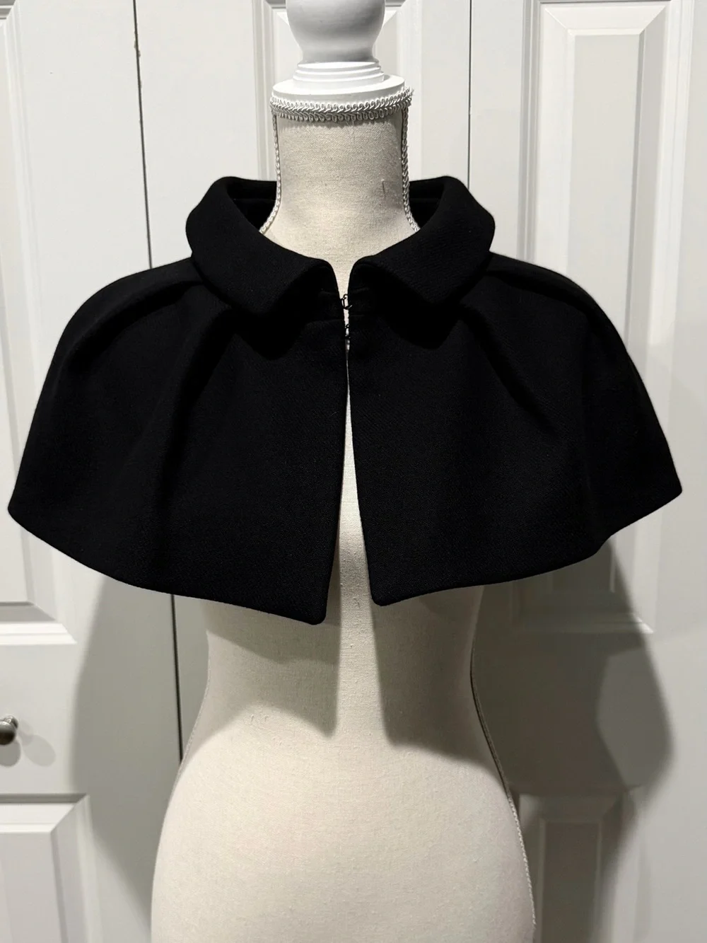 LOUIS VUITTON BLACK WOOL CAPELET - SIZE EU38